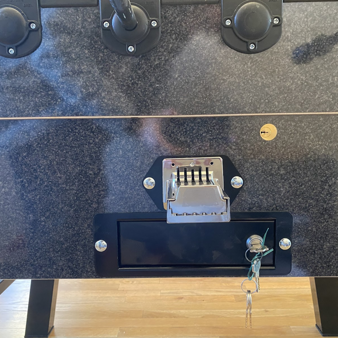 FABI Coin-Operated Gitoni Table - Image 9